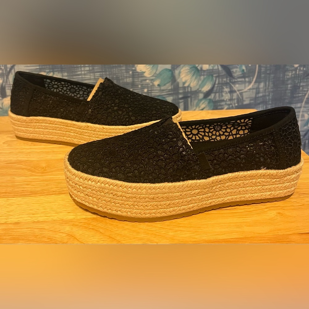 TOMS NIB Valencia Black Moroccan Crochet size 6W